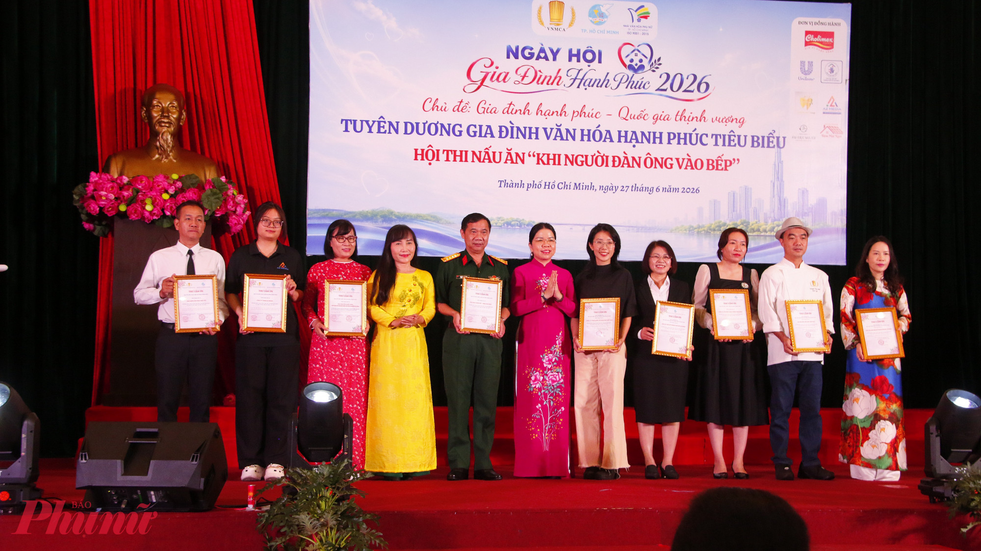 Lãnh đạo Hội LHPN TPHCM trao 