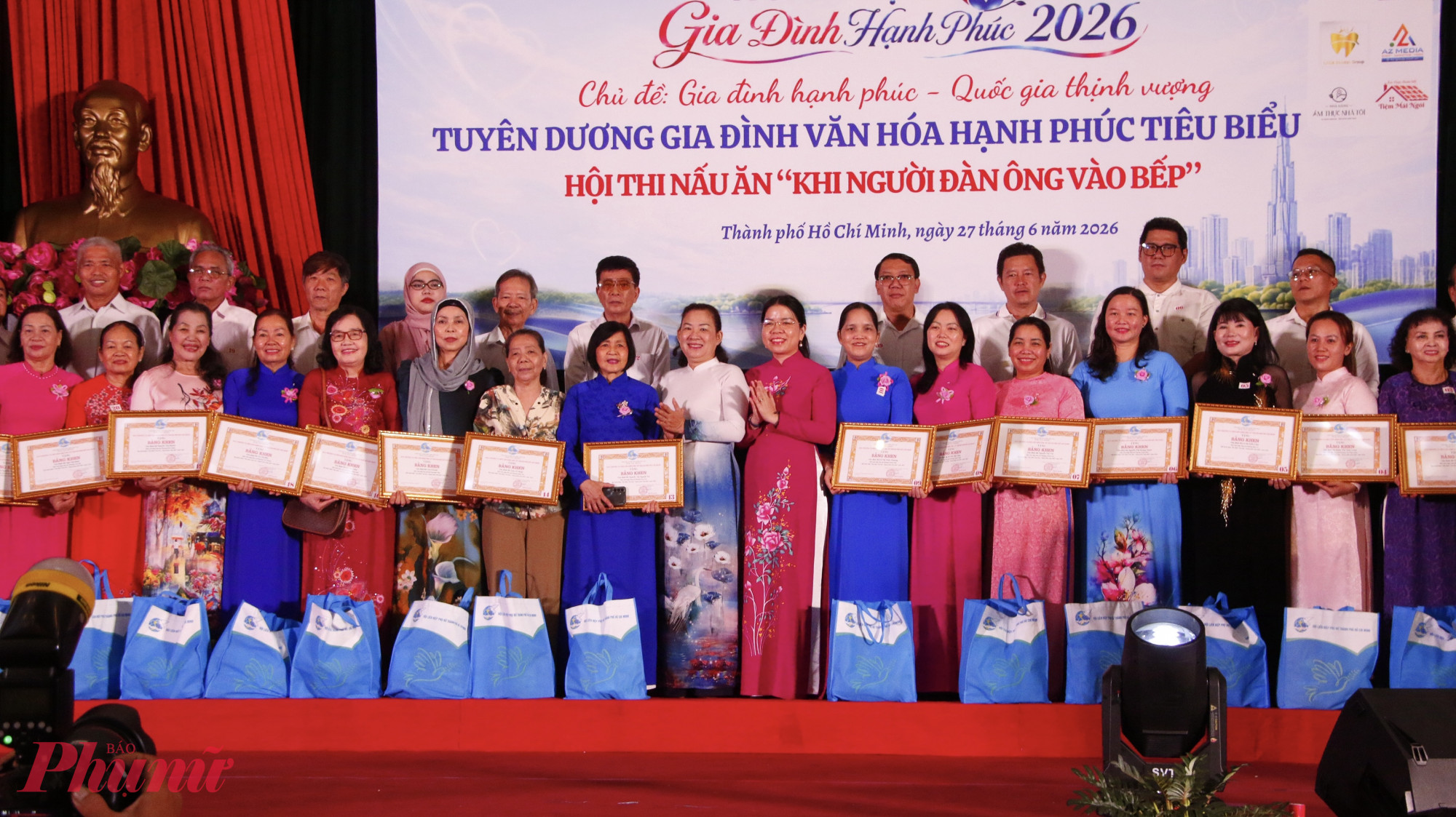 Bà Tô Thị Thủy - Phó Trưởng Phòng Dân vận các cơ quan nhà nước, đoàn thể và các hội, Ban Tuyên giáo và Dân vận Thành ủy TPHCM và bà Nguyễn Thị Ngọc Xuân - Thành ủy viên, Phó chủ tịch Ủy ban MTTQ Việt Nam TPHCM, Chủ tịch Hội LHPN TPHCM trao bằng khen và quà đến các gia đình văn hoá, tiêu biểu.