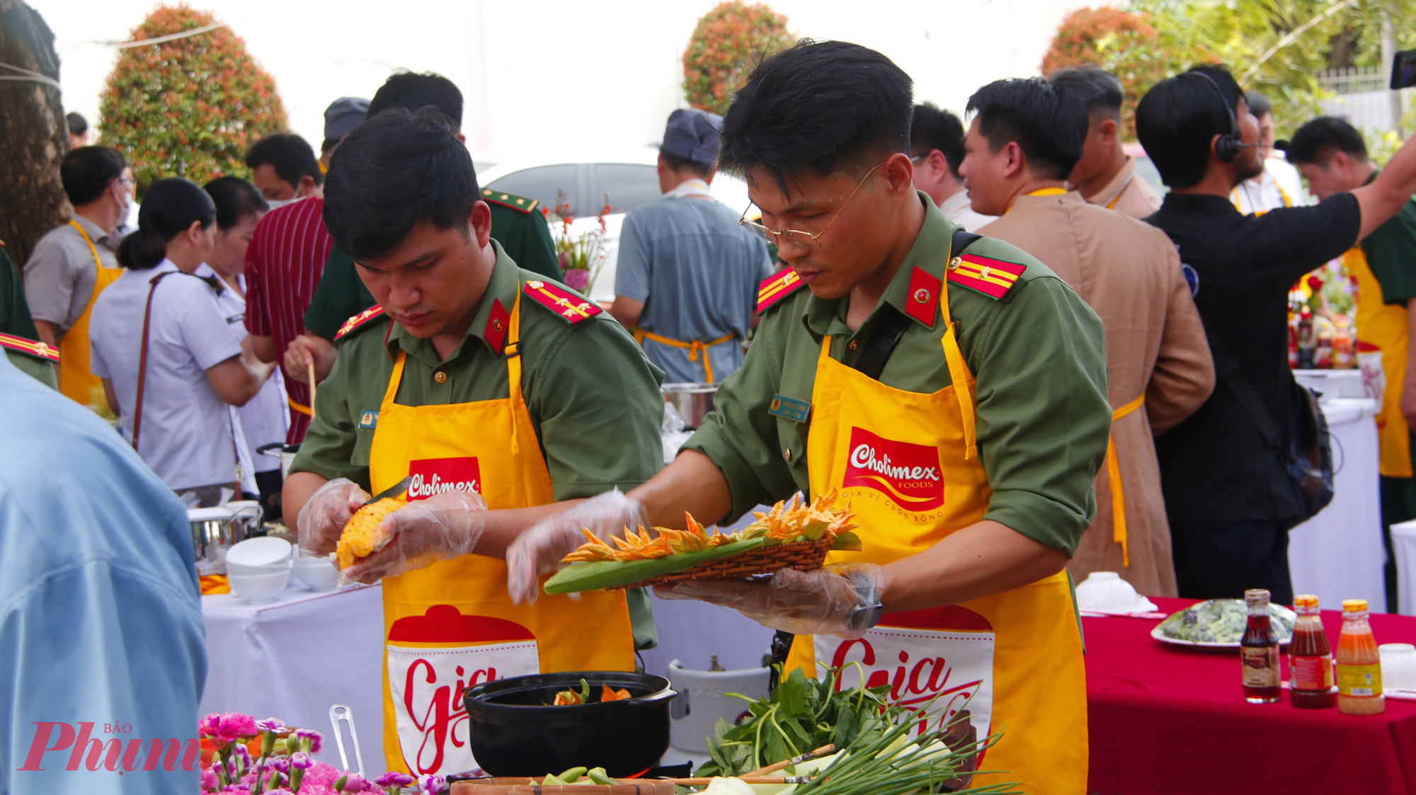 Các cán bộ, chiến sĩ đến từ lực lượng Bộ đội Biên phòng và Công an hào hứng tham gia Hội thi