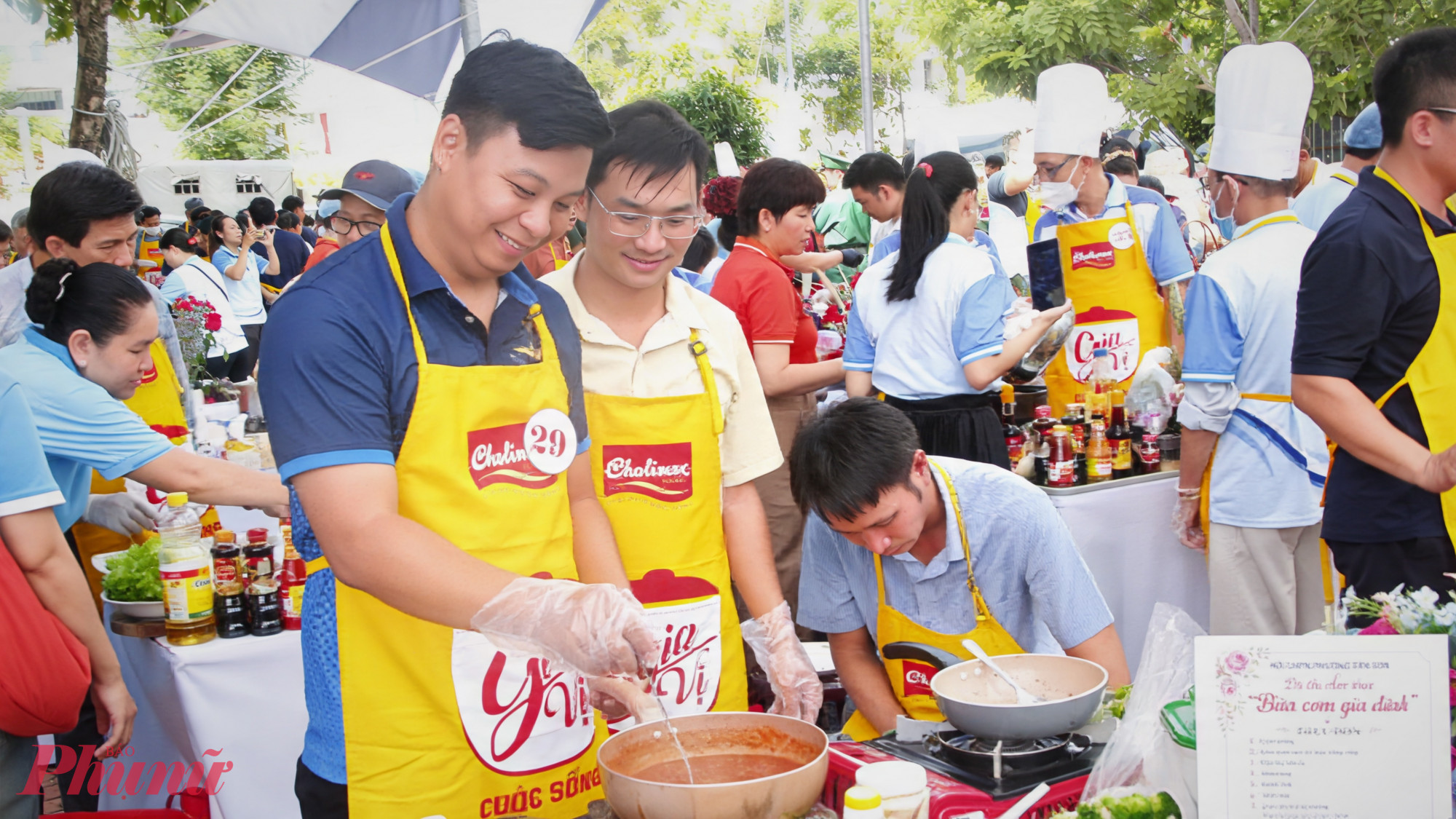  Tham gia Hội thi nấu ăn Khi người đàn ông vào bếp, anh Nguyễn Ngọc Đại (phường Tân Sơn) cùng đồng đội mang đến thực đơn đậm chất bữa cơm gia đình với các món: tôm rang, canh cua rau đay, đậu hũ sốt cà chua, rau luộc chấm kho quẹt, thịt ba chỉ luộc, trái cây tráng miệng và cơm trắng. Theo anh Đại, đây đều là những món ăn quen thuộc mà gia đình anh thường cùng nhau chuẩn bị và thưởng thức. Những món ăn tuy giản dị nhưng chứa đựng tình yêu thương và sự gắn kết của các thành viên trong gia đình. Tham gia hội thi không chỉ là dịp để tôi thể hiện niềm đam mê nấu nướng mà còn giúp tôi thêm trân quý giá trị của từng bữa cơm nhà. Sau hội thi này, tôi sẽ dành nhiều thời gian vào bếp hơn, cùng vợ chia sẻ việc nhà và chăm lo cho tổ ấm của mình, anh chia sẻ.