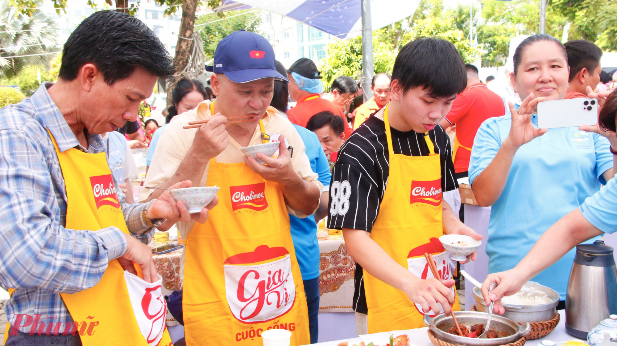 Sau phần chấm điểm, các đội thi cùng các gia đình quây quần bên mâm cơm, cùng thưởng thức những món ăn và sẻ chia niềm vui của Ngày hội.