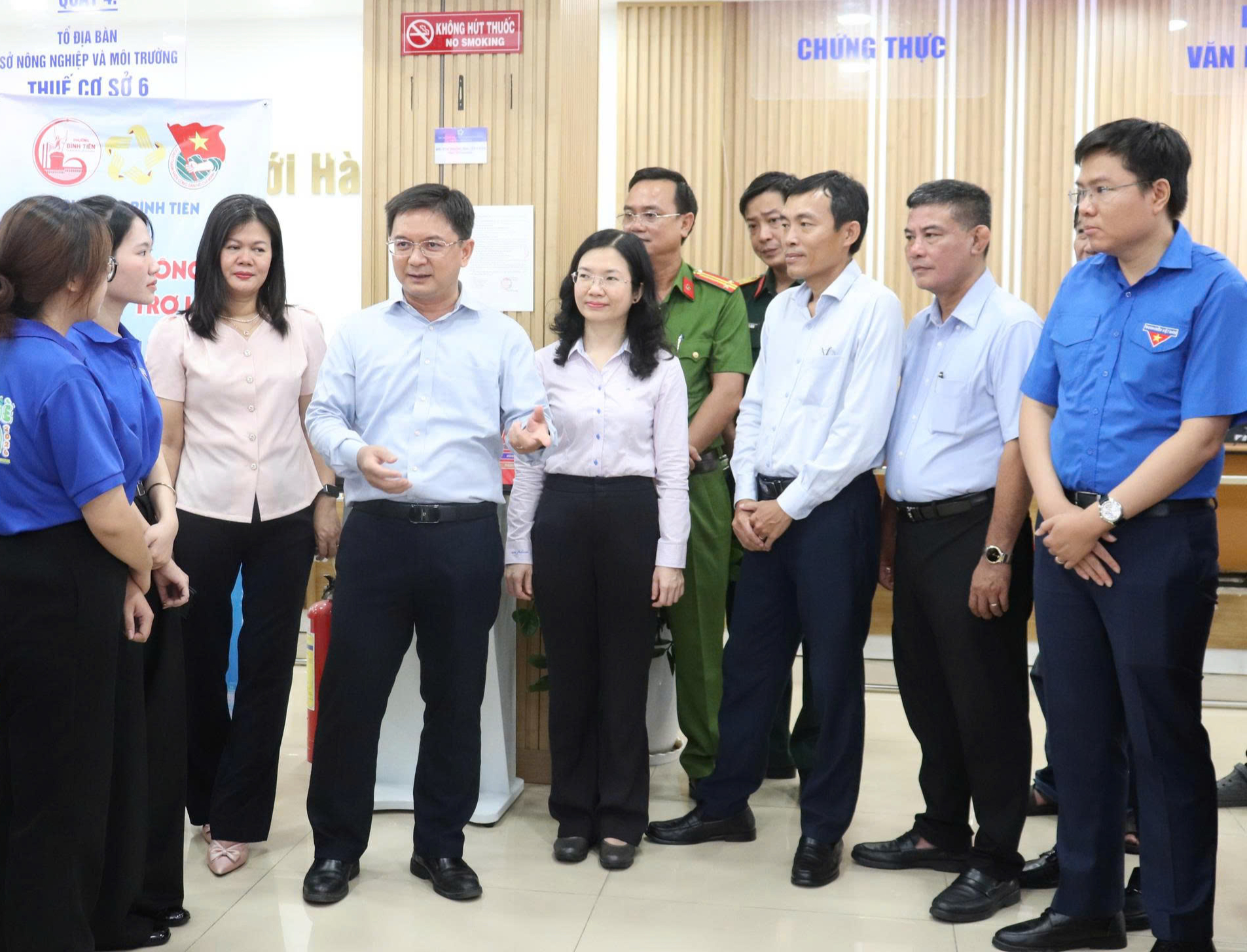 Phó chủ tịch UBND TP.HCM Nguyễn Mạnh Cường thăm, động viên đội hình tình nguyện ‘Mùa hè số' - Ảnh 1.