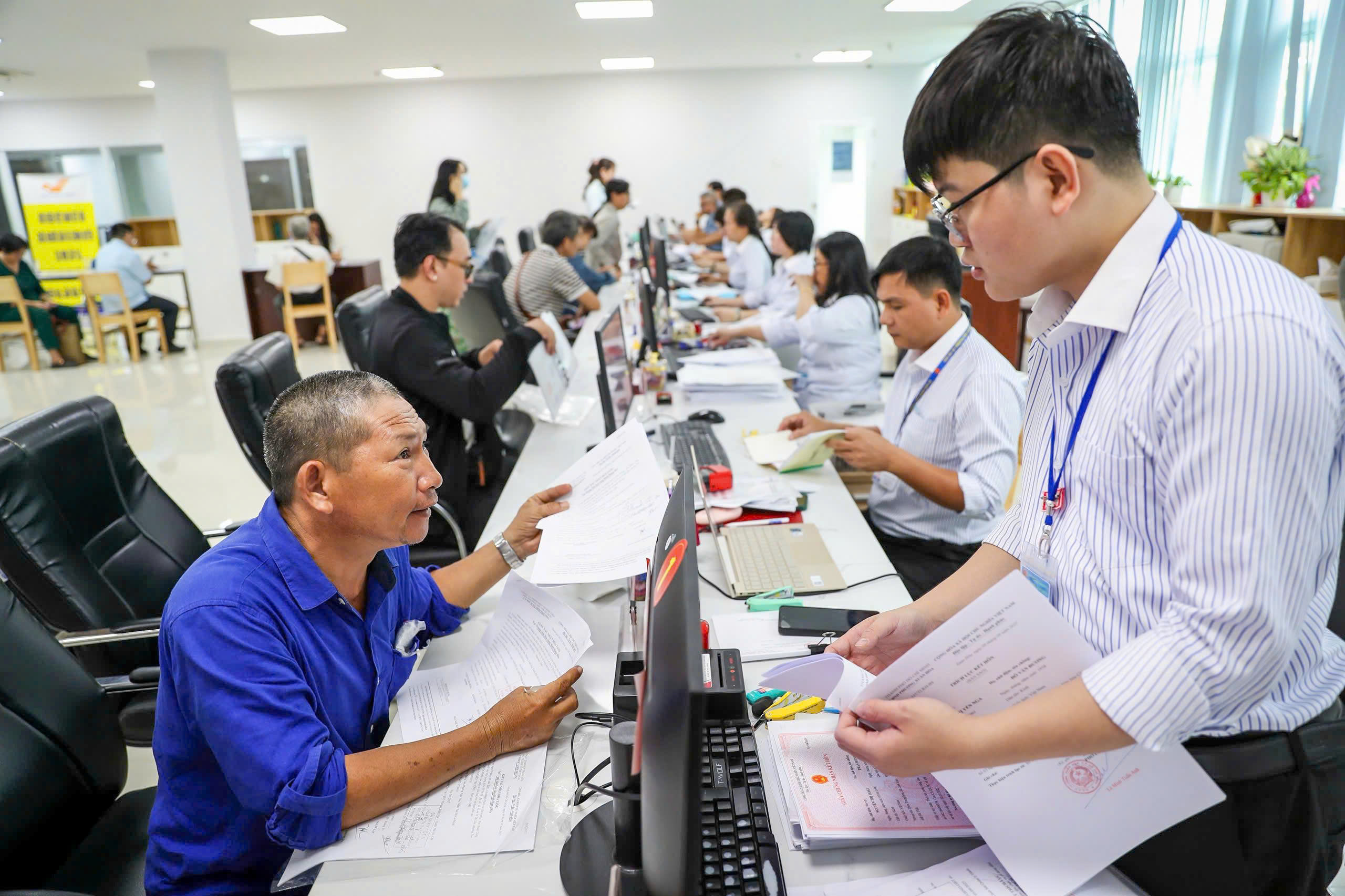 129 phường, xã ở TP.HCM phải làm việc sáng thứ 7 để giải quyết hồ sơ đất đai, chứng thực - Ảnh 1.