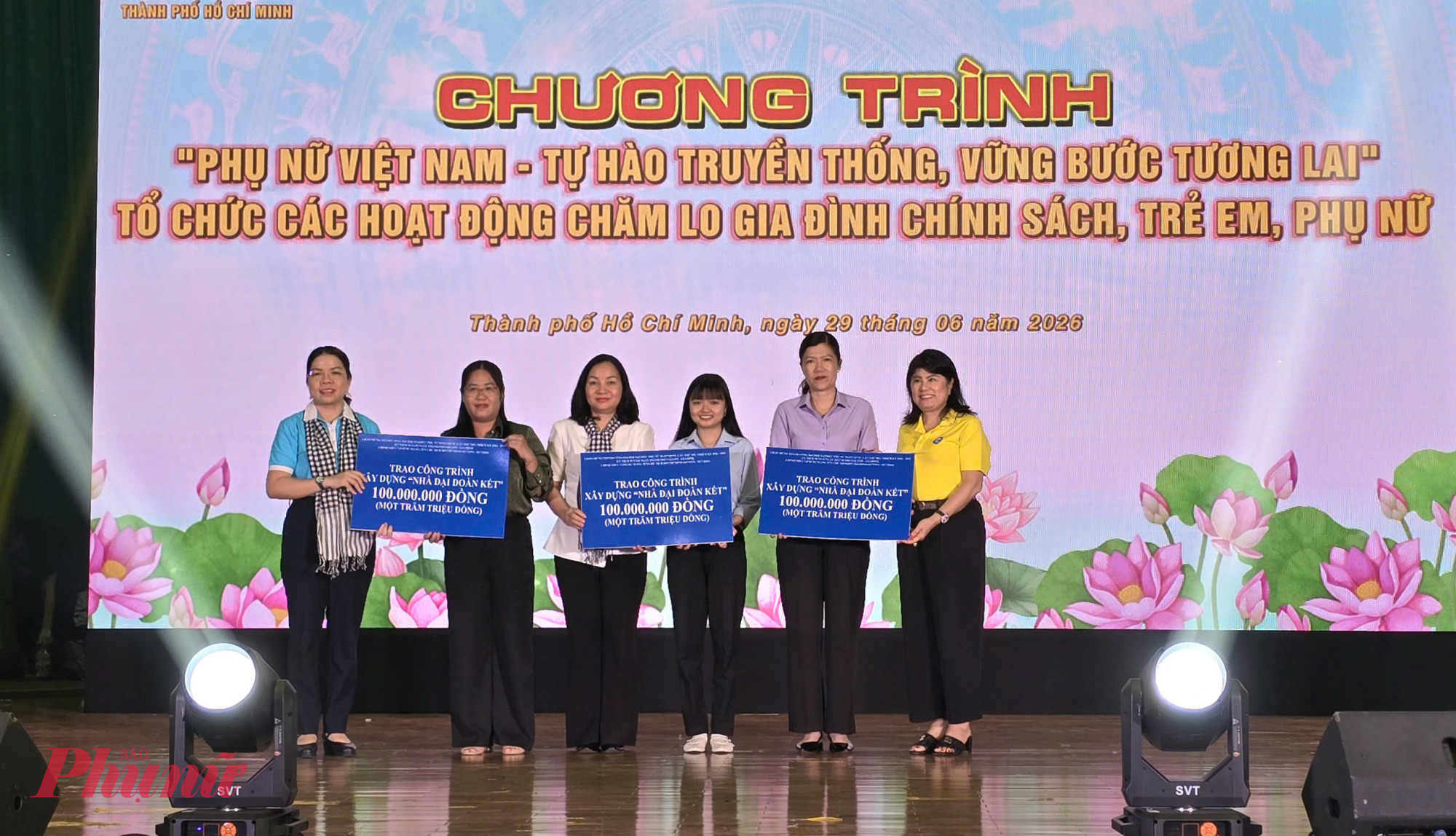 Các đơn vị trao 3 bảng tượng trưng hỗ trợ xây dựng nhà đến đại diện Hội LHPN các xã Thạnh An; Bình Khánh; An Thới Đông. Được biết, từ nguồn kinh phí của Hiệp hội Doanh nghiệp thành phố, Hội Liên hiệp Phụ nữ Thành phố sẽ triển khai xây dựng 03 căn nhà cho phụ nữ hộ nghèo, cận nghèo, góp phần giúp các gia đình có nơi ở ổn định, an tâm lao động, sản xuất và vươn lên trong cuộc sống