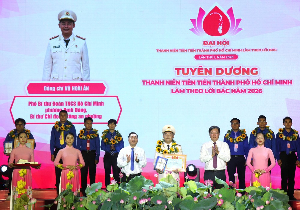 Đồng chí Lê Quốc Phong và đồng chí Phạm Thành Kiên trao Bằng khen đến gương điển hình tiêu biểu. Ảnh: DŨNG PHƯƠNG z7987411276818_3f92b8d36b1ab45192c7ba876d31bda3.jpg