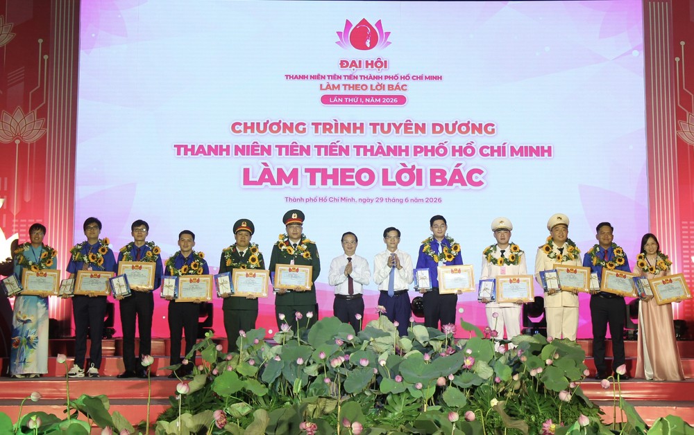 Đồng chí Dương Trọng Hiếu và đồng chí Bùi Minh Thạnh trao Bằng khen đến các gương điển hình tiêu biểu. Ảnh: DŨNG PHƯƠNG Đồng chí Dương Trọng Hiếu và đồng chí Bùi Minh Thạnh trao Bằng khen đến các gương điển hình tiêu biểu. Ảnh: DŨNG PHƯƠNG