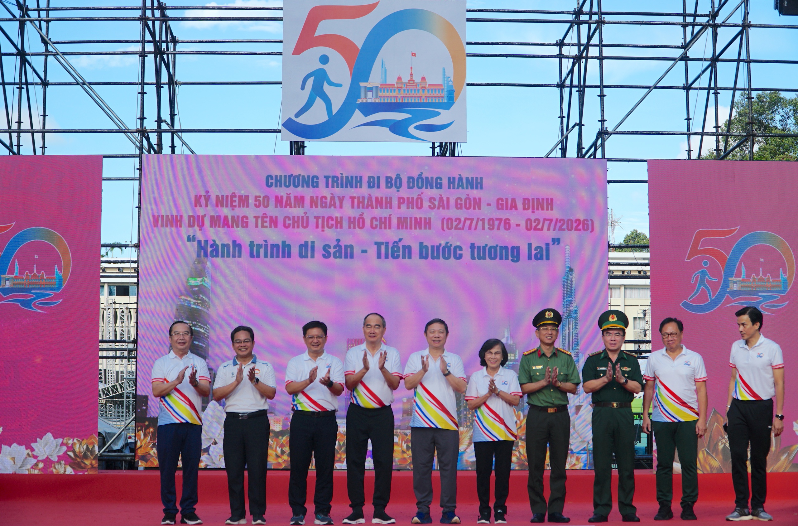 Hơn 5.000 người đi bộ đồng hành chào mừng 50 năm TP.HCM vinh dự mang tên Bác - Ảnh 1.