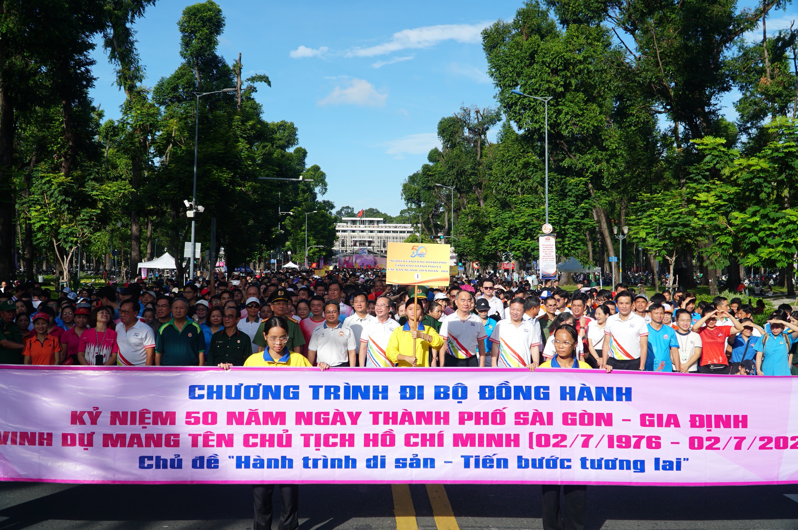 Hơn 5.000 người đi bộ đồng hành chào mừng 50 năm TP.HCM vinh dự mang tên Bác - Ảnh 3.