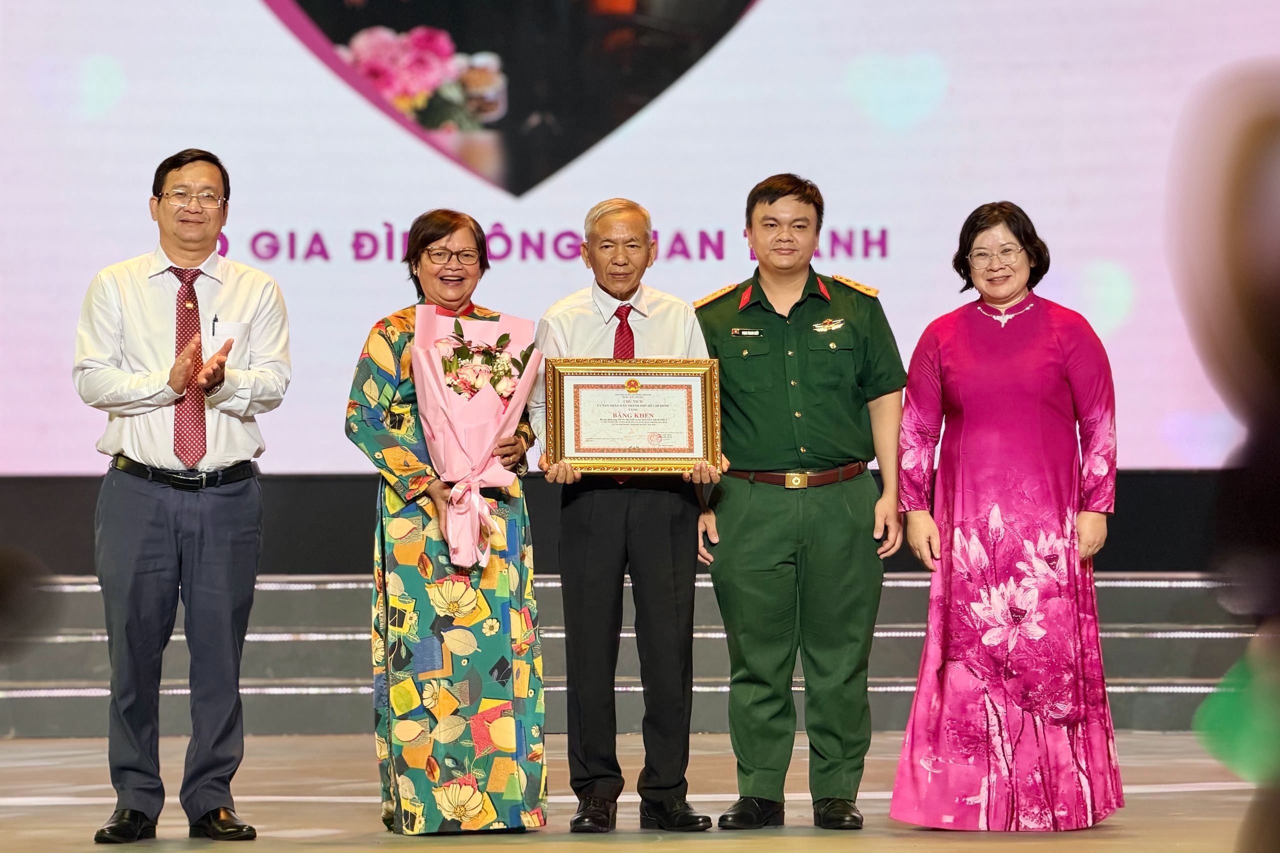 TP.HCM vinh danh 104 gia đình văn hóa - hạnh phúc tiêu biểu- Ảnh 3.