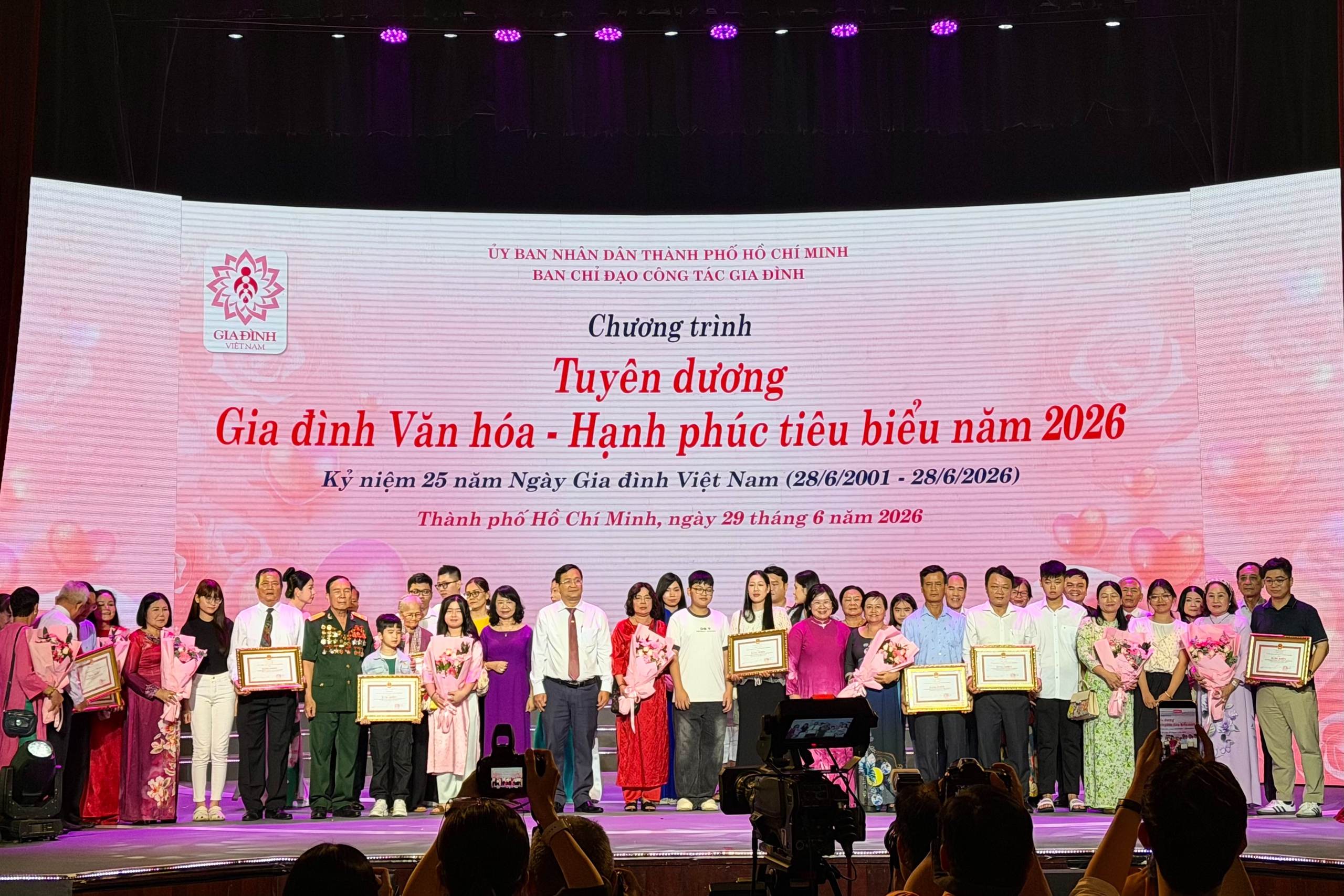 TP.HCM vinh danh 104 gia đình văn hóa - hạnh phúc tiêu biểu- Ảnh 2.