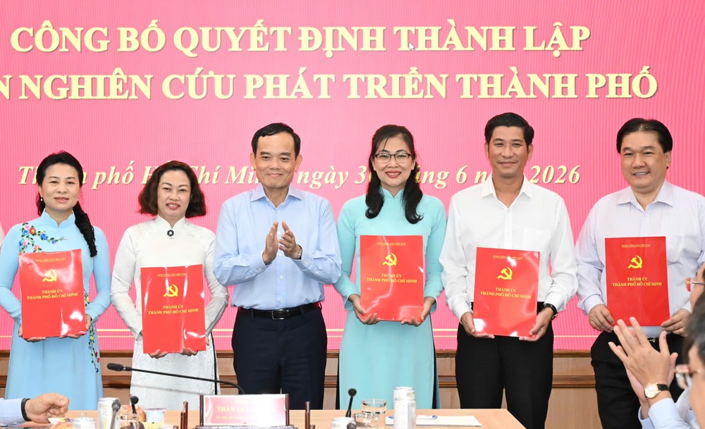 Đồng chí Trần Lưu Quang trao quyết định cho các thành viên Ban Nghiên cứu phát triển TPHCM. Ảnh: VIỆT DŨNG 2aoboqh2sdlvzvxnu5fxuletkzidx2irf4j5pyto15.jpg
