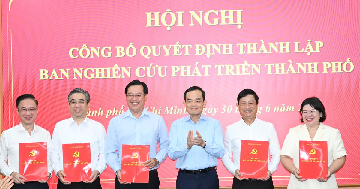 Công bố quyết định thành lập Ban Nghiên cứu phát triển TPHCM