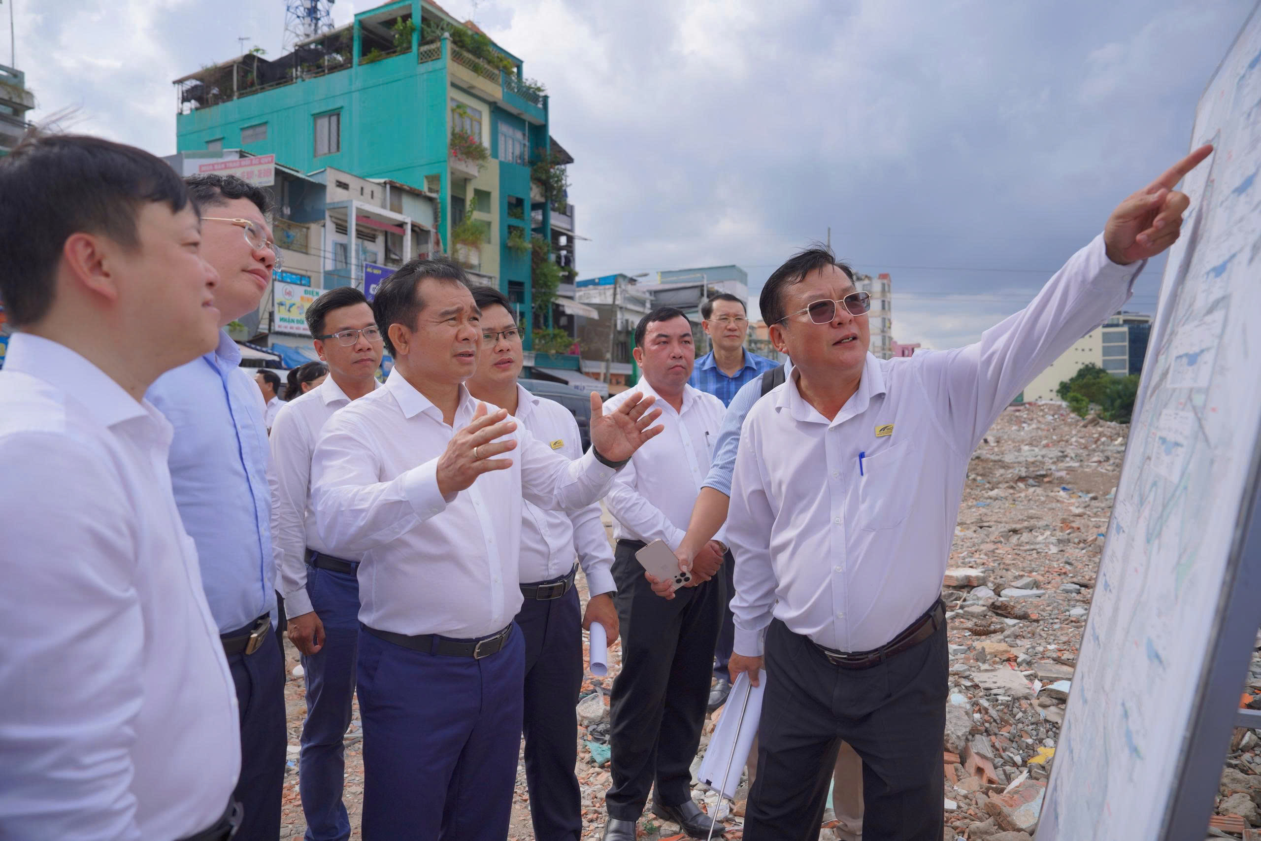 Chủ tịch TP.HCM yêu cầu hoàn thành dự án rạch Xuyên Tâm cuối năm 2027 - Ảnh 1.