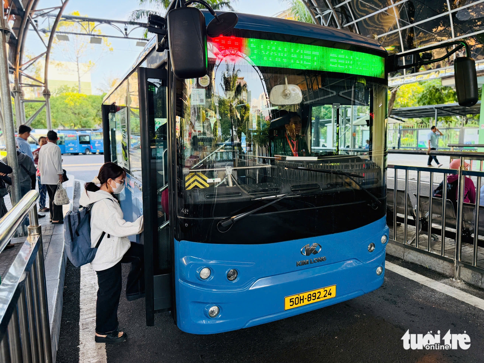 Ngày đầu TP.HCM miễn phí xe buýt: Thêm niềm vui trên những chuyến xe quen - Ảnh 2.