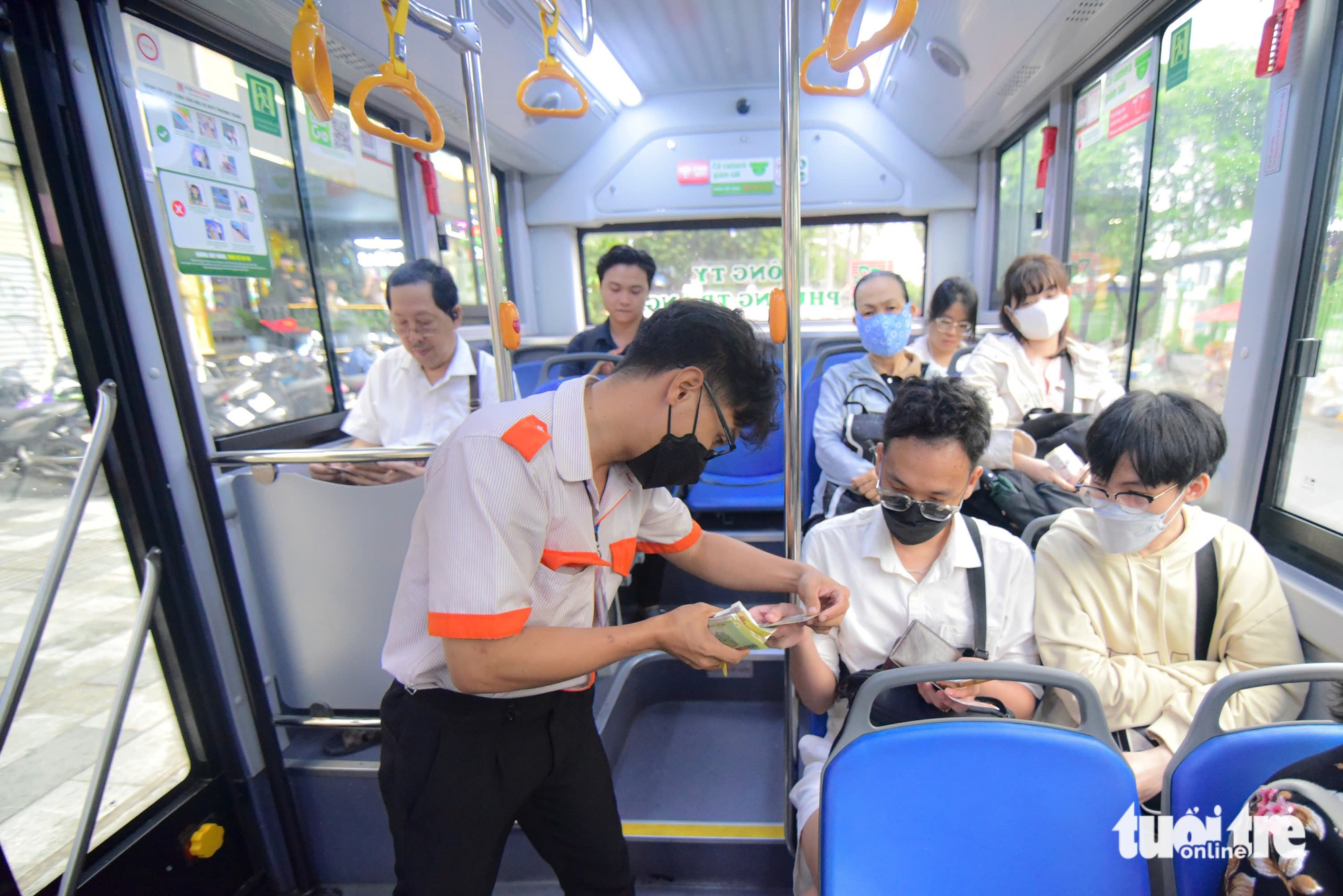 Ngày đầu TP.HCM miễn phí xe buýt: Thêm niềm vui trên những chuyến xe quen - Ảnh 10.