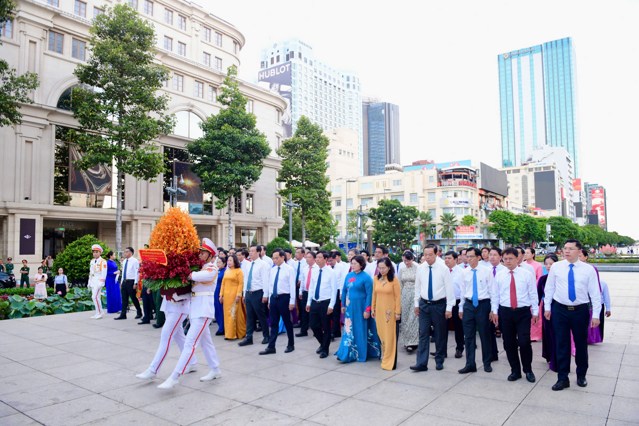 Lãnh đạo TP.HCM dâng hoa tưởng nhớ Chủ tịch Hồ Chí Minh dịp TP.HCM vinh dự mang tên Bác - Ảnh 2.