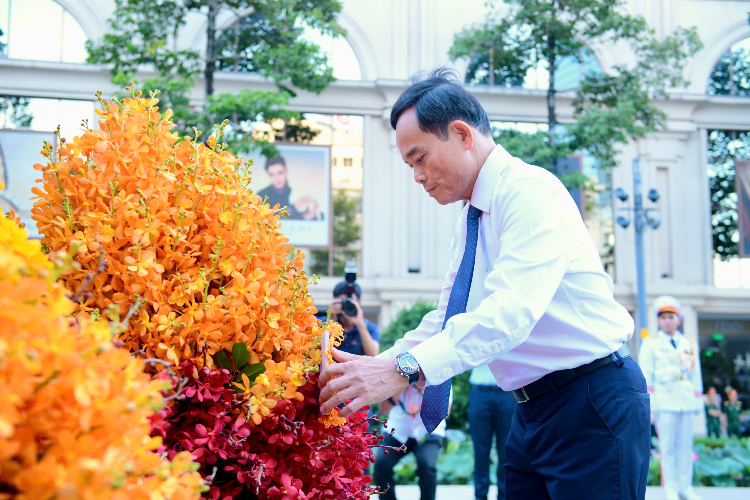 Lãnh đạo TP.HCM dâng hoa tưởng nhớ Chủ tịch Hồ Chí Minh dịp TP.HCM vinh dự mang tên Bác - Ảnh 4.