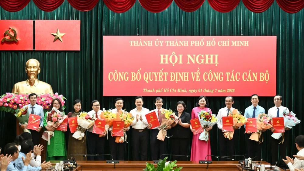 Phó Bí thư Thành ủy TPHCM Văn Thị Bạch Tuyết và Vụ trưởng Vụ địa phương 3, Ban Tuyên giáo và Dân vận Trung ương Nguyễn Huy Ngọc trao quyết định đến Ban Biên tập Báo SGGP. Ảnh VIỆT DŨNG