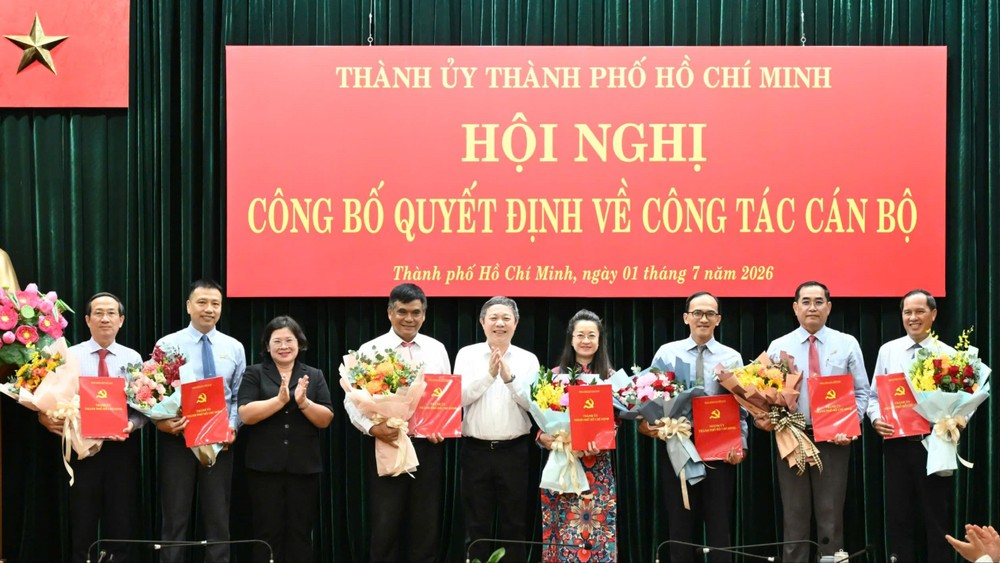 Phó Bí thư Thành ủy TPHCM Văn Thị Bạch Tuyết và Ủy viên Ban Thường vụ Thành ủy, Trưởng Ban Tuyên giáo và Dân vận Thành ủy TPHCM Dương Anh Đức trao quyết định đến lãnh đạo Đài Phát thanh và Truyền hình TPHCM. Ảnh VIỆT DŨNG z7995684991218_38876f3662c948eddd9590e9344c8600.jpg