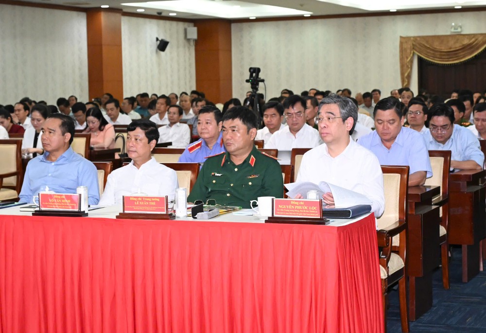 Thường trực Thành ủy TPHCM cùng đại biểu dự hội nghị tại điểm cầu TPHCM. Ảnh: VIỆT DŨNG 2aoboqhhxvlpnjic3hx6o6m0aaccgyo1x6o4tyda21.jpg