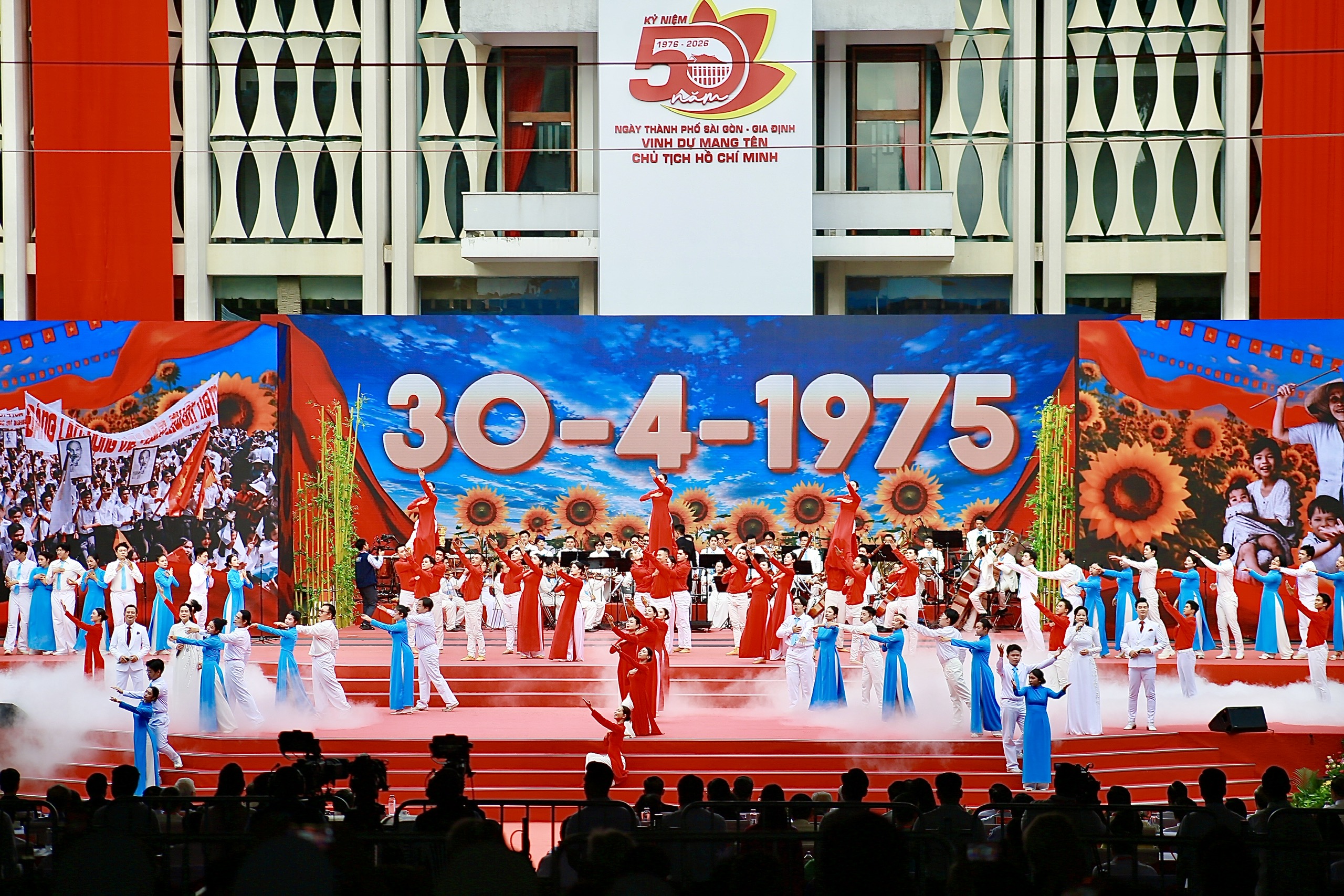 Tổng Bí thư, Chủ tịch nước Tô Lâm dự lễ kỷ niệm 50 năm thành phố Hồ Chí Minh vinh dự mang tên Bác - Ảnh 2.