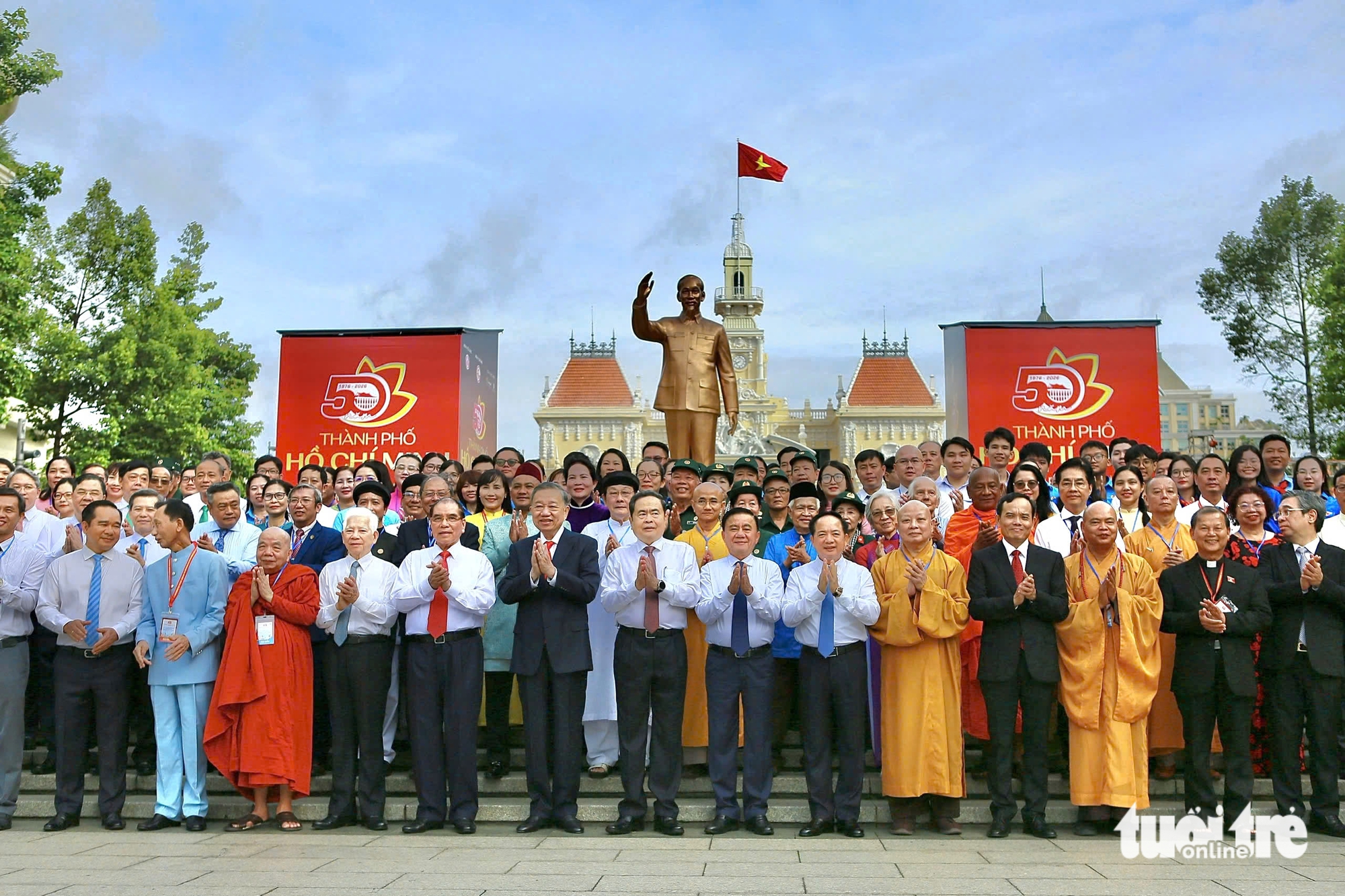Tổng Bí thư, Chủ tịch nước Tô Lâm dự lễ kỷ niệm 50 năm thành phố Hồ Chí Minh vinh dự mang tên Bác - Ảnh 1.