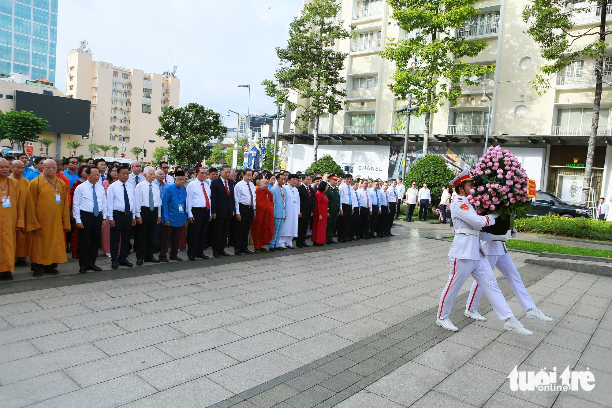 Tổng Bí thư, Chủ tịch nước Tô Lâm dự lễ kỷ niệm 50 năm thành phố Hồ Chí Minh vinh dự mang tên Bác - Ảnh 4.
