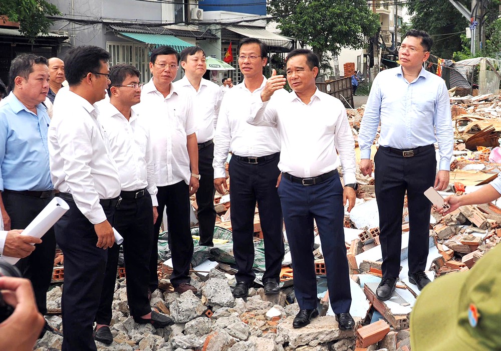 Đồng chí Nguyễn Văn Được kiểm tra tiến độ dự án rạch Xuyên Tâm vào ngày 29-6-2026. Ảnh: HOÀNG HÙNG z7991671886040-f2dde6fbe59eed04fca5ec769a30e66b-5643-2727.jpg