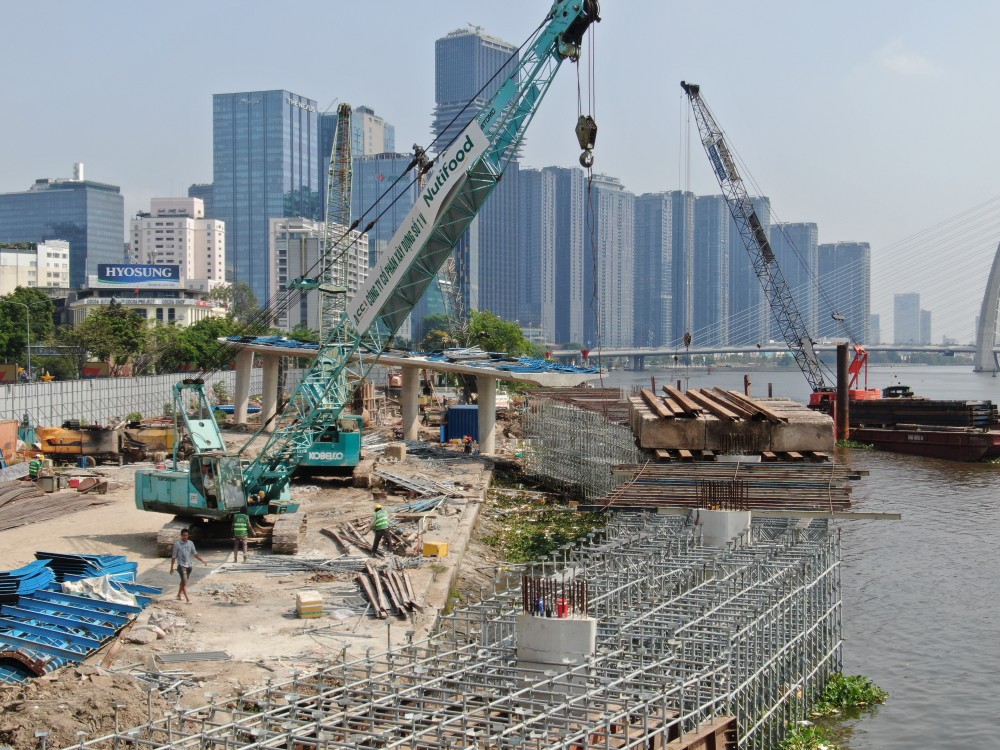 Công trường xây dựng cầu đi bộ qua sông Sài Gòn nhìn từ khu vực Bến Bạch Đằng. Ảnh: HOÀNG HÙNG IMG_7269.jpeg