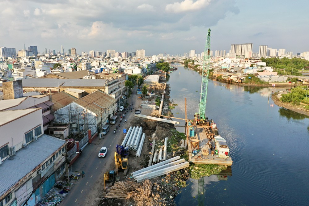 Thi công các hạng mục đầu tiên của dự án cải tạo bờ Bắc Kênh Đôi đoạn qua đường Nguyễn Duy, phường Phú Định, TPHCM, ghi nhận chiều 22-6-2026. Ảnh: HOÀNG HÙNG IMG_1537.jpeg