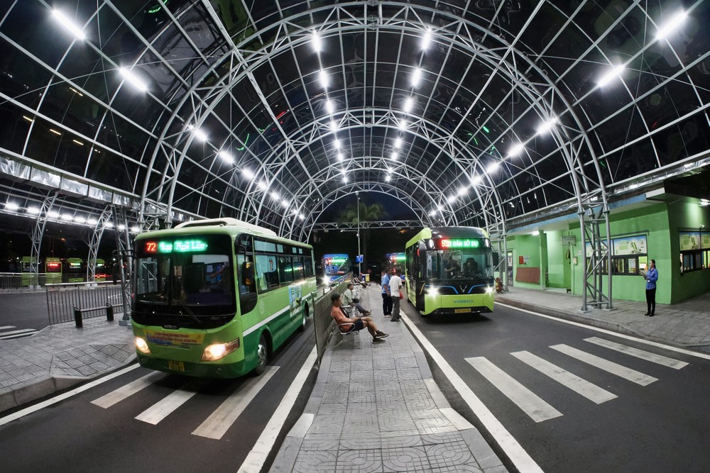 Những chuyến xe buýt miễn phí xuất phát từ Bến xe buýt Công viên 23 tháng 9 lúc 4 giờ 30 ngày 1-7, đánh dấu ngày đầu tiên TPHCM triển khai chính sách miễn phí xe buýt. Ảnh: HOÀNG HÙNG IMG_2644.jpeg
