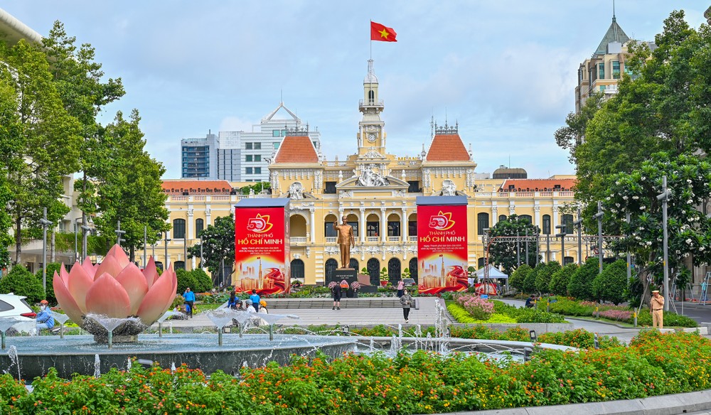 Công viên Tượng đài Chủ tịch Hồ Chí Minh, đường Nguyễn Huệ, phường Sài Gòn ROP CO HOA 1.jpg