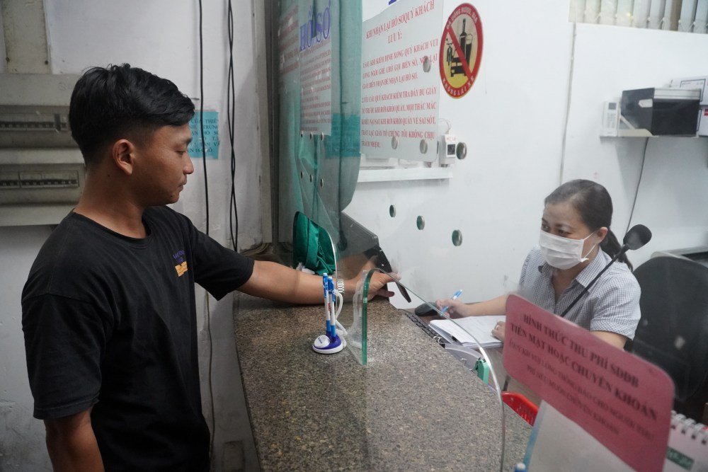 Người dân tại TPHCM xuất trình Giấy đăng ký xe tích hợp trên ứng dụng VNeID. Ảnh: Thái Bảo