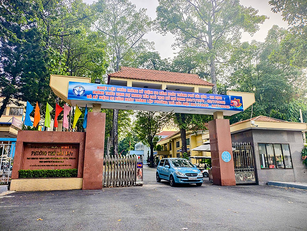 ROP CO HOA 28 - Băng rôn biểu ngữ chào mừng kỷ niệm 50 năm Thành phố Sài Gòn - Gia Định vinh dự mang tên Chủ tịch Hồ Chí Minh tại Trụ sở phường Thủ Dầu Một.jpg
