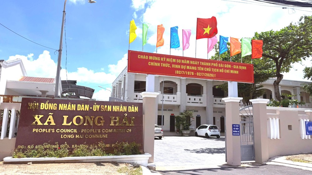 ROP CO HOA 28 - Băng rôn biểu ngữ chào mừng kỷ niệm 50 năm Thành phố Sài Gòn - Gia Định vinh dự mang tên Chủ tịch Hồ Chí Minh tại Trụ sở xã Long Hải.jpg