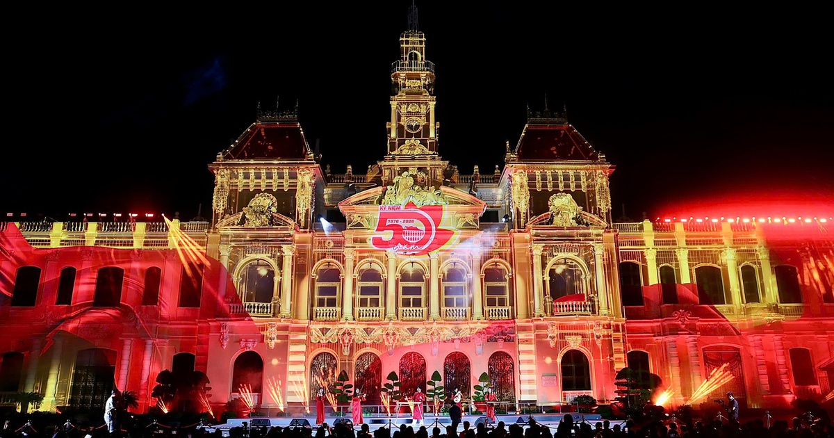 Biển người đổ về trụ sở UBND TP.HCM thưởng thức trình chiếu 3D Mapping