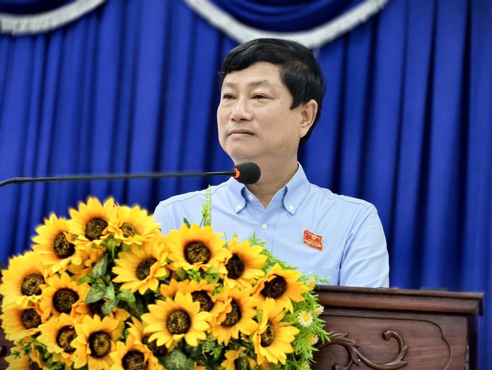 Chủ tịch HĐND TPHCM Võ Văn Minh trao đổi với cử tri tại buổi tiếp xúc cử tri TXCT7.jpg