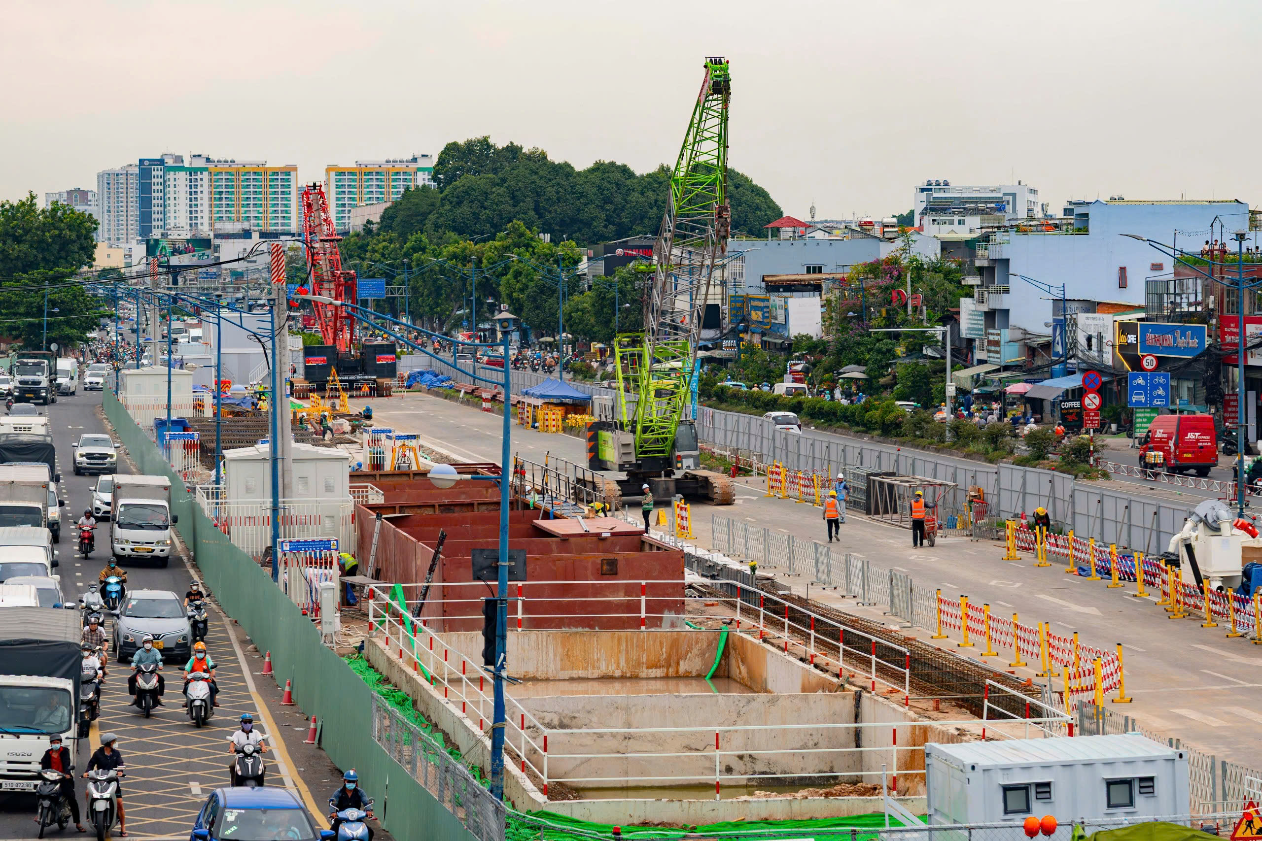 Toàn cảnh TP.HCM thi công ga ngầm đầu tiên tuyến metro số 2 ở đường Cộng Hòa- Ảnh 1.