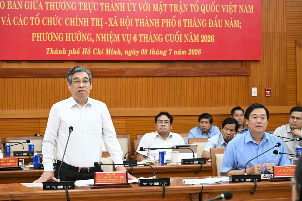 Đồng chí Nguyễn Phước Lộc phát biểu. Ảnh VIỆT DŨNG 1783485023491_5842312963394305847_5842312963394305847_de1c84a7ffb905c25e156430cd36f1ea.jpg