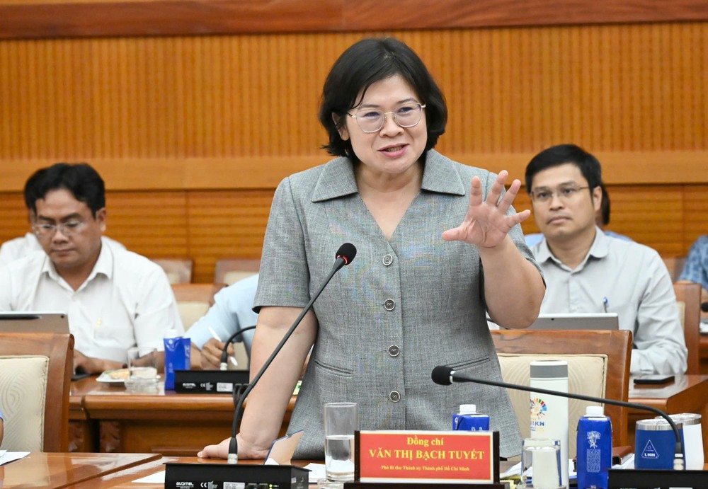 Đồng chí Văn Thị Bạch Tuyết phát biểu. Ảnh VIỆT DŨNG 1783485023442_5842312963394305847_5842312963394305847_da2acb70fc858ed7cd59c16ed85a746a.jpg