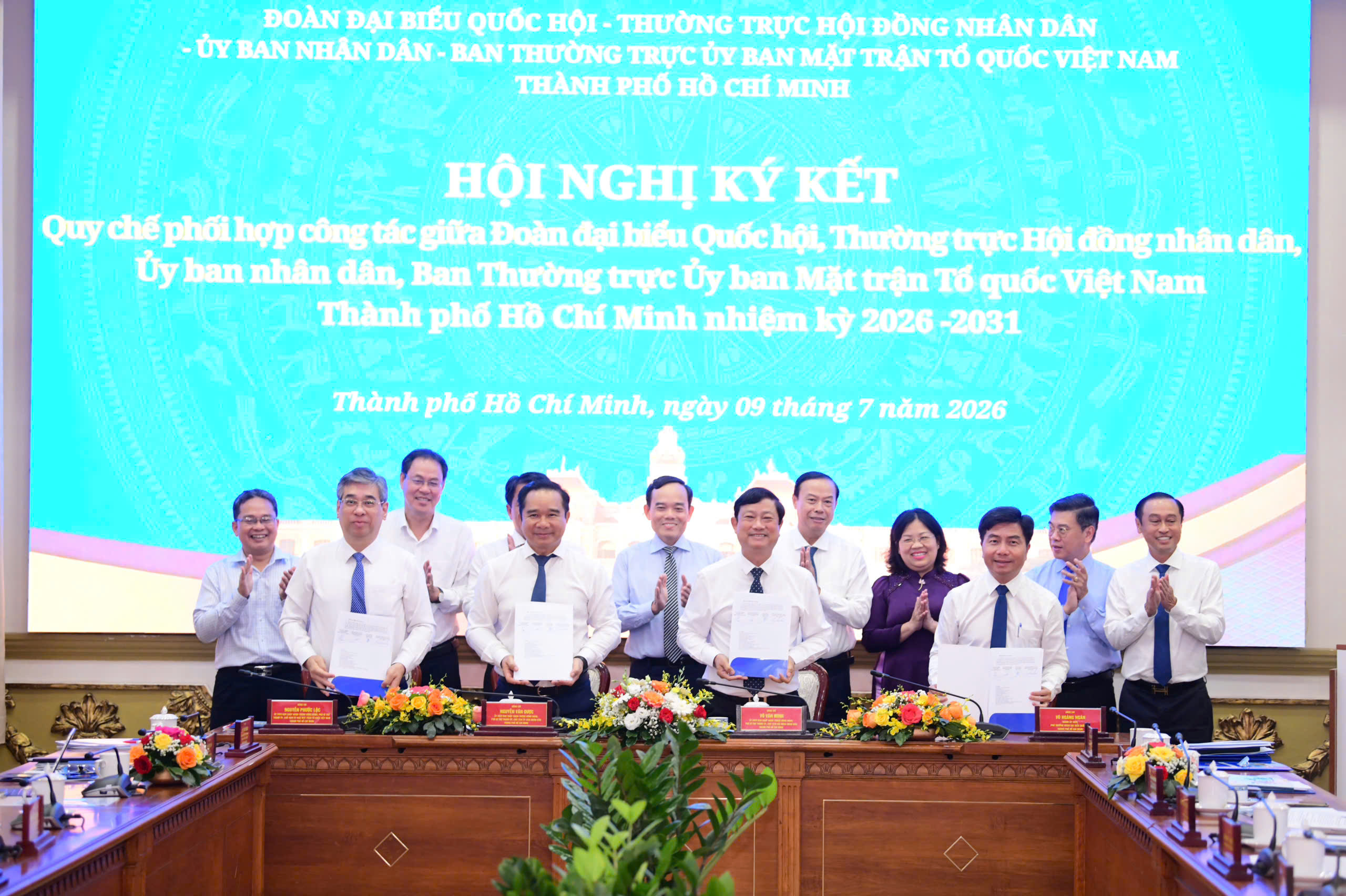 Đoàn ĐBQH, HĐND, UBND và MTTQ TP.HCM siết chặt cơ chế phối hợp, tăng phản biện chính sách - Ảnh 1.