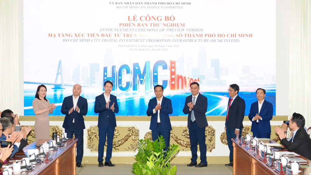 Chủ tịch UBND TPHCM Nguyễn Văn Được cùng các đại biểu thực hiện nghi thức ra mắt Hạ tầng Xúc tiến đầu tư trên môi trường số TPHCM. Ảnh: HOÀNG HÙNG