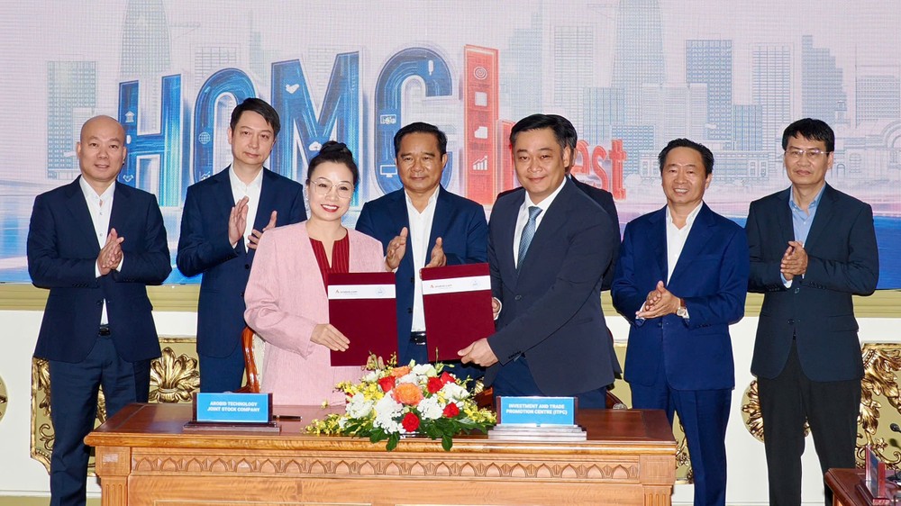 Giám đốc ITPC Phạm Quang Nhật và đại diện Công ty CP Công nghệ Arobid ký kết biên bản ghi nhớ hợp tác. Ảnh: HOÀNG HÙNG z8022902166304_f48da3b1308d3e5083bde452a06e6056.jpg