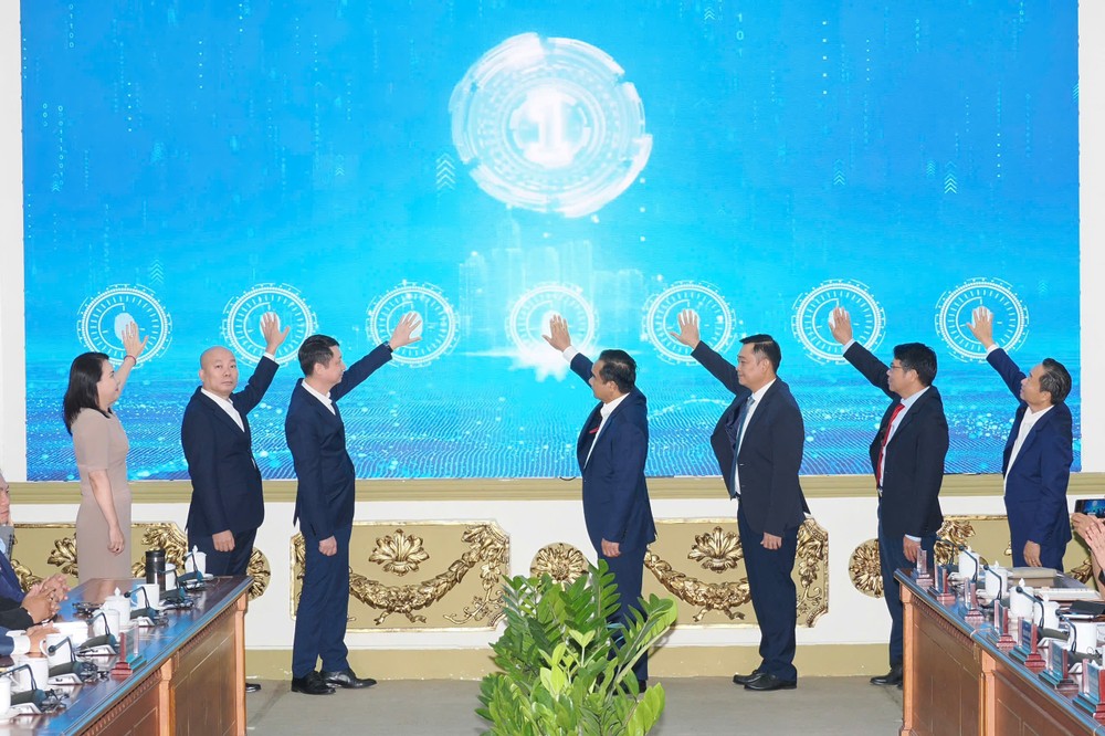 Chủ tịch UBND TPHCM Nguyễn Văn Được cùng các đại biểu thực hiện nghi thức ra mắt HCMCInvest. Ảnh: HOÀNG HÙNG z8022906367452_6bdf69990b1f7f1f5c2f0ddcb8f25f41.jpg