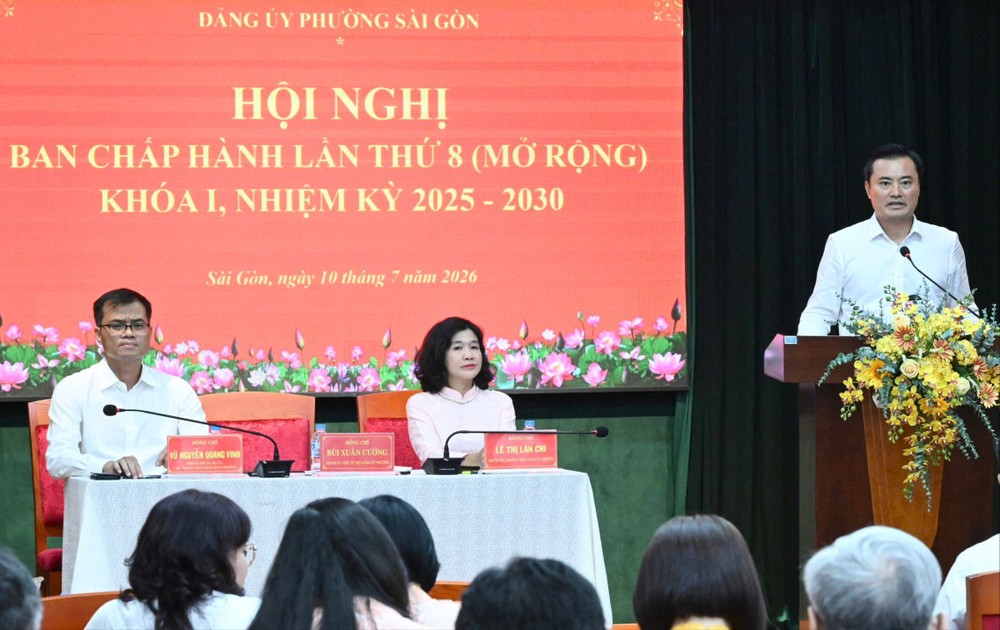 Bí thư Đảng ủy phường Sài Gòn Bùi Xuân Cường tiếp thu chỉ đạo tại hội nghị. Ảnh: VIỆT DŨNG 4.jpg