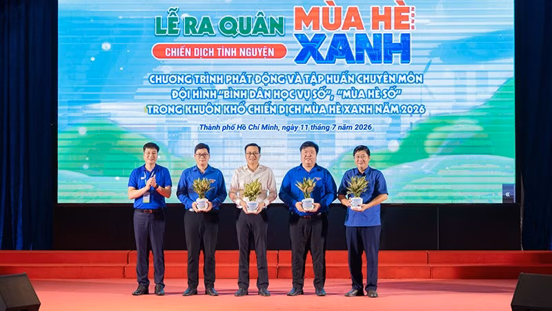 Đại diện lãnh đạo trường trao chậu cây xanh đến các địa phương phối hợp triển khai chiến dịch. (Ảnh: Thanh Hải) hinh5.jpg