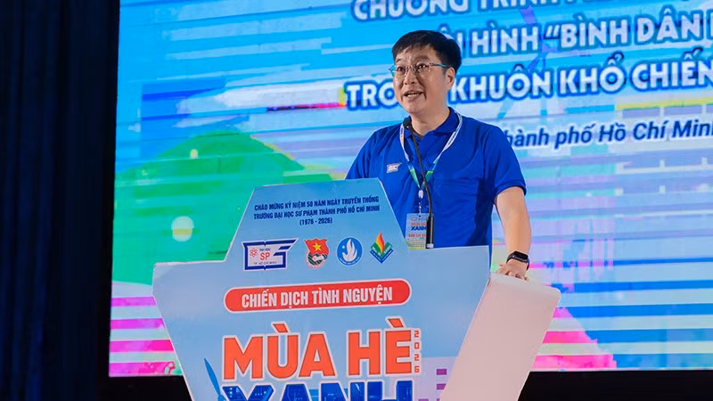 Thầy Nguyễn Ngọc Trung, Phó Bí thư Đảng ủy, Phó Hiệu trưởng nhà trường, Trưởng ban Chỉ đạo Chiến dịch phát biểu chỉ đạo tại Lễ ra quân. (Ảnh: Thanh Hải). hinh4.jpg