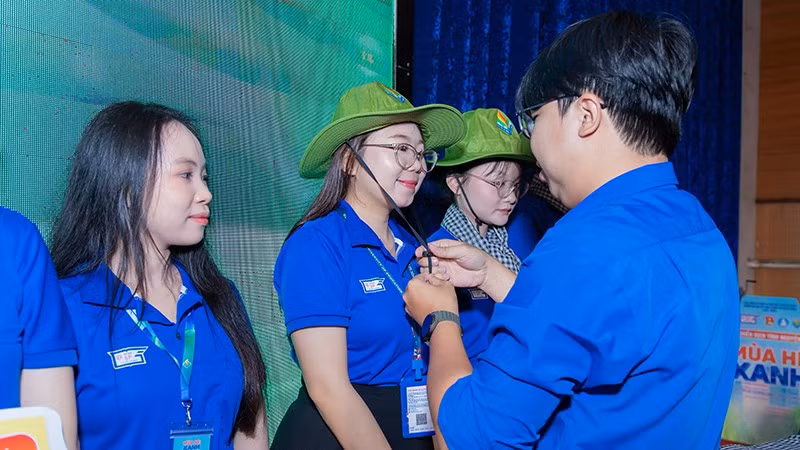 Đại biểu trao tặng quân trang cho đội trưởng và đội phó các đội hình sinh viên tình nguyện Mùa hè xanh. (Ảnh: Thanh Hải) hinh1.jpg