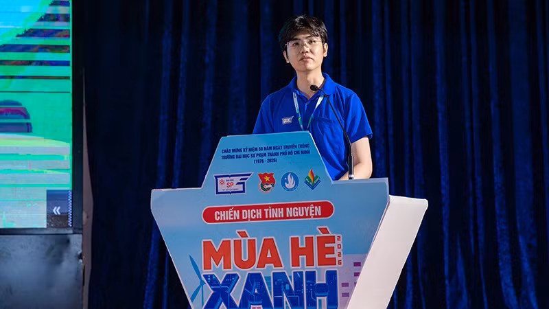 Đồng chí Nguyễn Phan Hoàng Anh, Phó Bí thư Đoàn trường, Chỉ huy trưởng chiến dịch Mùa hè xanh báo cáo công tác chuẩn bị cho chiến dịch. (Ảnh: Thanh Hải) hinh3.jpg