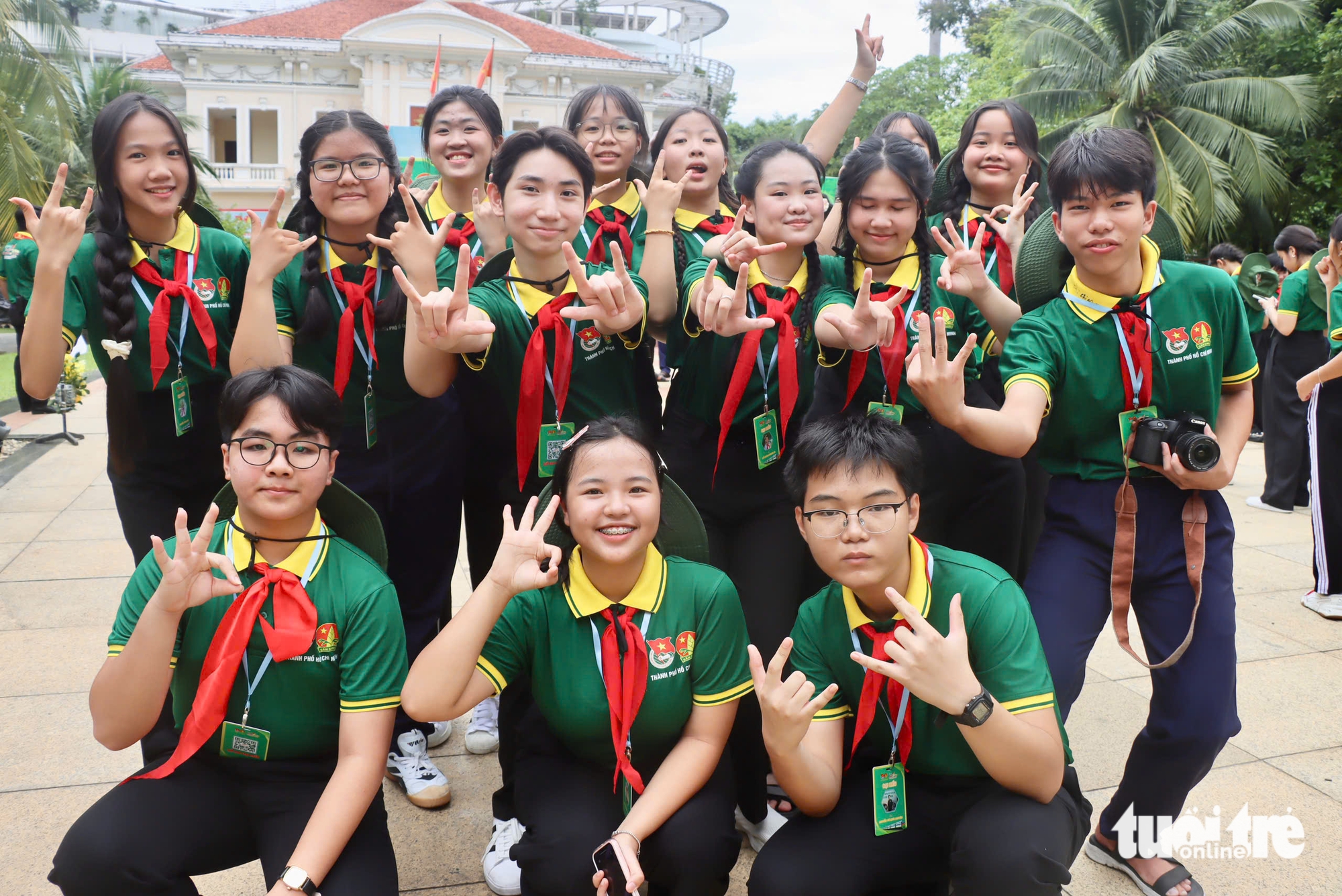 75 thiếu nhi TP.HCM bắt đầu hành trình 9 ngày 8 đêm 'Em yêu Tổ quốc Việt Nam' - Ảnh 1.